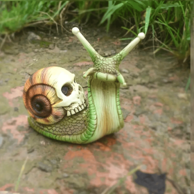 Resin Snail Skull Statue – Halloween Garden Ornament (Model: Green)